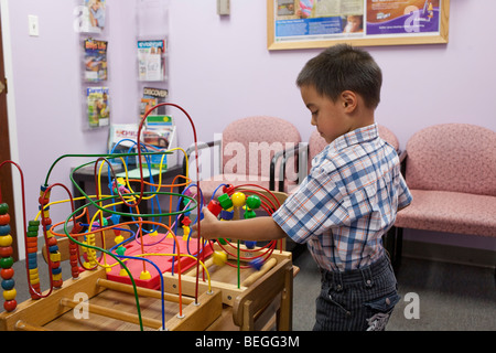 Cinque anni di old boy in sala di attesa del medico Foto Stock