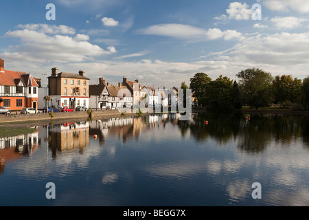 Inghilterra, Cambridgeshire, Godmanchester, Causeway, Riverside negozi e aziende locali Foto Stock