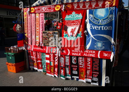 Liverpool e Everton Calcio memorabilia in stallo nel centro della città di Liverpool Merseyside England Regno Unito Foto Stock