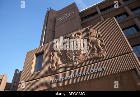 Stemma reale al di fuori di Liverpool Crown Court nel Queen Elizabeth II tribunali edificio nel centro di Liverpool Foto Stock