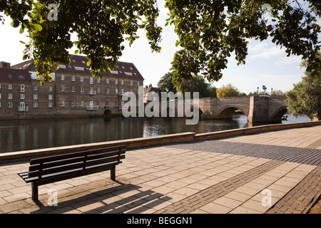 Inghilterra, Cambridgeshire, Huntingdon, 1332 Ponte sul Fiume Great Ouse da riverbank park Foto Stock