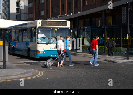 Passeggeri attraversare le strisce pedonali in paradise street stazione bus Liverpool Merseyside England Regno Unito Foto Stock