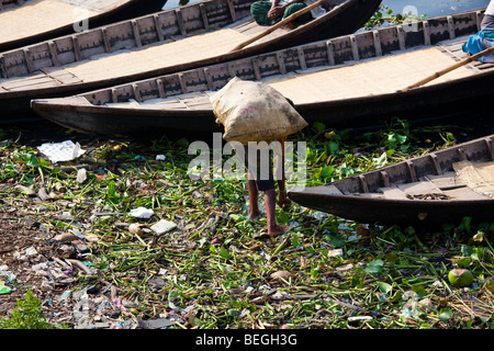 Ragazzo il prelievo di scarti nella vecchia Dacca in Bangladesh Foto Stock