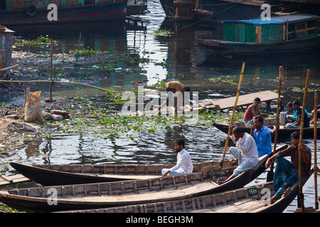 Ragazzo il prelievo di scarti nella vecchia Dacca in Bangladesh Foto Stock