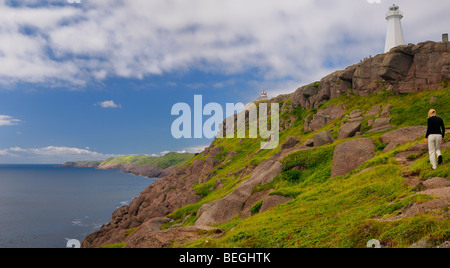 Femmina escursioni turistiche a cape spear faro punto piu' orientale del nord america in Terranova sull'oceano atlantico Foto Stock