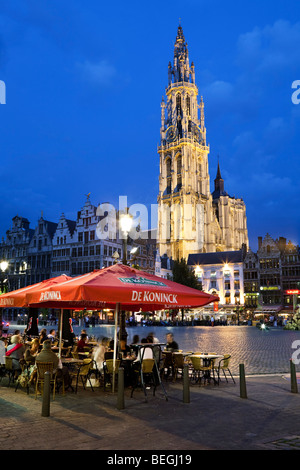 Sera cafe scene di Grote Markt al di fuori della cattedrale. Foto Stock