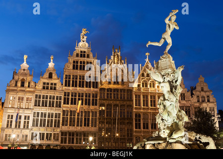 Renaissance Guild Halls e Brabo Fontana al Grote Markt al crepuscolo. Foto Stock