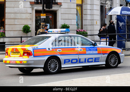 Auto della Polizia alla velocità in Trafalgar Square Foto Stock