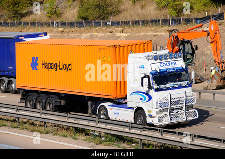 M25 carrello e un contenitore rimorchio nella sezione Lavori stradali Foto Stock