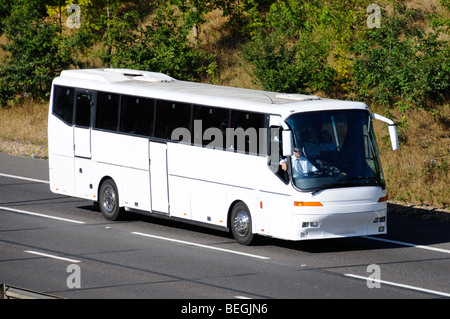 M25 Autostrada autista rallentamento per traffico coda oscurate targa Foto Stock