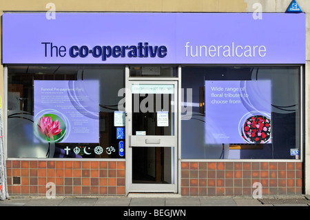 Cooperativa funerale cura & undertaker negozio di fronte finestra e porta d'ingresso ai locali funeralcare a Woolwich Londra Inghilterra Regno Unito Foto Stock