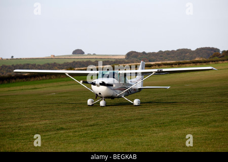 Cessna C172 G-IMAD in atterraggio a Compton Abbas airfield nel Dorset in Inghilterra Foto Stock