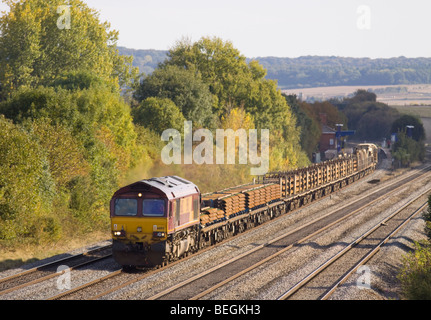 EWS/DBS classe 66 locomotiva diesel n. 66102 con un lavoro di reparto vicino Cholsey. Foto Stock