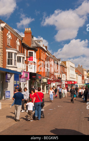 La high street con acquirenti in Great Yarmouth , Norfolk , Regno Unito Foto Stock