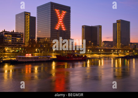 BIBLIOTHEQUE Francois Mitterand a Parigi di notte Foto Stock