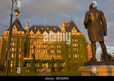 Empress Hotel e la statua del capitano James Cook Victoria Vancouver Island British Columbia Canada Foto Stock