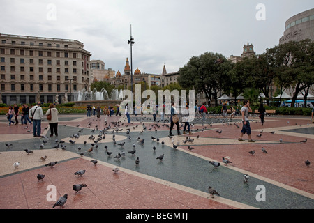 Barcellona Plaça de Catalunya con i visitatori i piccioni e pioggia Foto Stock