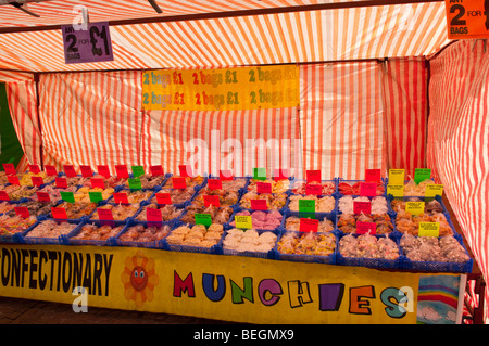 Dolci per la vendita su una bancarella al mercato di Great Yarmouth , Norfolk , Regno Unito Foto Stock