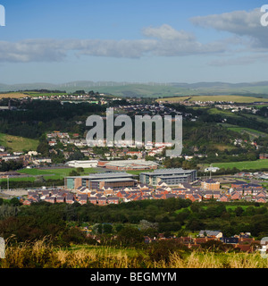 Aberystwyth, con in mezzo la distanza dei nuovi uffici del Welsh Assembly Government e Ceredigion County Council, Wales UK Foto Stock