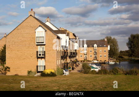 Inghilterra, Cambridgeshire, St Ives, nuova costruzione con alloggiamento privato Ormeggio barca sul Fiume Great Ouse backwaters Foto Stock