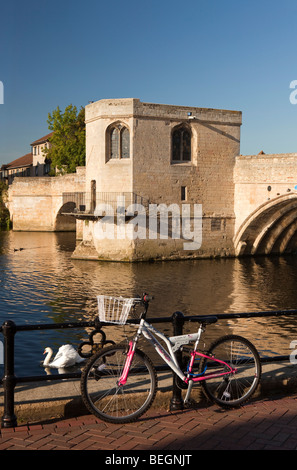 Inghilterra, Cambridgeshire, St Ives, noleggio bloccato fino nei pressi di ponte storico in pietra e la piccola cappella oltre il Fiume Great Ouse Foto Stock