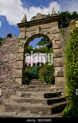 Una vista della Unicorn guest house attraverso un arco di pietra, che conduce fino a Piazza a Portmeirion village. Foto Stock
