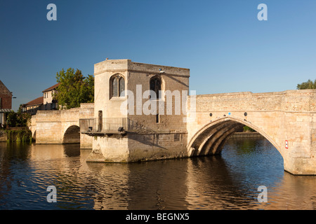 Inghilterra, Cambridgeshire, St Ives, storico ponte in pietra con piccola cappella oltre il Fiume Great Ouse Foto Stock