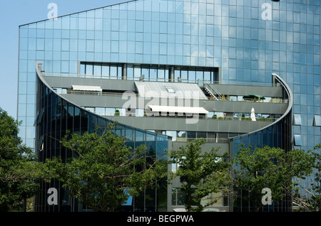 Dettagli architettonici in vetro, primo piano di riflessi in acciaio e vetro, Sofia, la capitale della Bulgaria Foto Stock