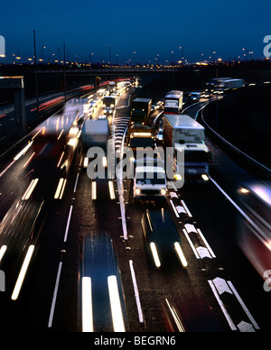 Il traffico pesante di notte sulla M6, allo svincolo 21a con la M62, Lancashire, Inghilterra. Foto Stock