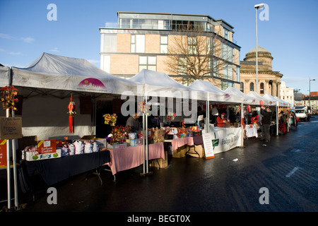 Mercato e bancarelle al Capodanno cinese nel quartiere cinese di Liverpool Foto Stock