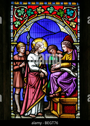 Una finestra di vetro colorato di William Warrington raffigurante Gesù Cristo prima di Pontius Pilato, Chiesa di Santa Maria la Vergine, Gunthorpe, Norfolk Foto Stock