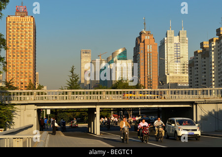 Tramonto lungo Jianguomenwai Dajie, Pechino CN Foto Stock