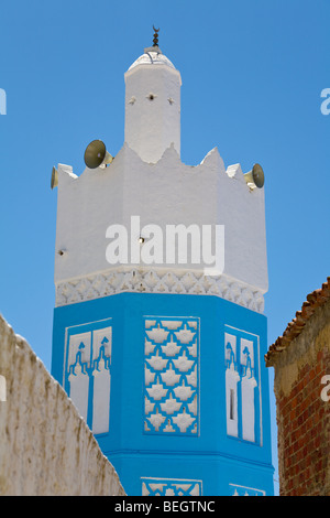 Blu e bianco verniciato minareto Chefchaouen Marocco Foto Stock