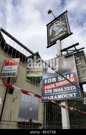 Vacante pub in vendita nel villaggio di armamento, Sussex Foto Stock