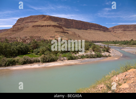 Village e il fiume Ziz Tafilalt Valle Alto Atlante Marocco Foto Stock
