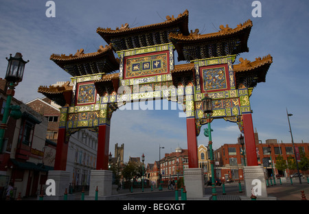 Arco grande cancello di ingresso di Chinatown in Duke Street area di Liverpool Merseyside England Regno Unito Foto Stock