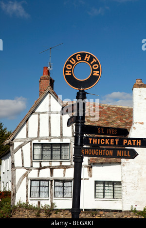 Inghilterra, Cambridgeshire, Huntingdon, Houghton verde villaggio informazioni turistiche segno di direzione Foto Stock