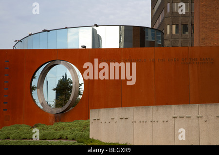 Liverpool monumenti pubblici di opere d'arte connessioni - volto di liverpool scultura da Stephen broadbent liverpool city centre Foto Stock