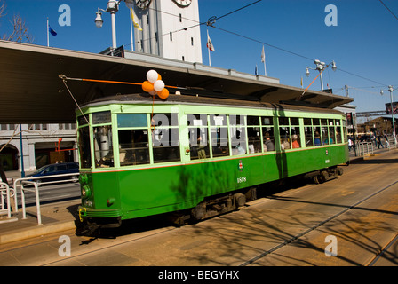 California: San Francisco. Tramvai storici auto al Ferry Building, Embarcadero. Foto copyright Lee Foster. Foto #: casanf79090 Foto Stock