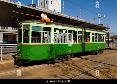 California: San Francisco. Tramvai storici auto al Ferry Building, Embarcadero. Foto copyright Lee Foster. Foto #: casanf79148 Foto Stock