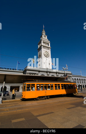 California: San Francisco. Tramvai storici auto al Ferry Building, Embarcadero. Foto copyright Lee Foster. Foto #: casanf79152 Foto Stock