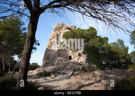 Rovinato torre di avvistamento sul cappuccio Capdepera più orientale a Cape Point su Mallorca Spagna Spain Foto Stock