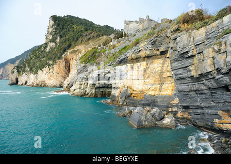 Vista dalla chiesa di San Pietro sulla costa frastagliata e parte della vecchia fortificazione a Portovenere, Liguria, Italia. Foto Stock