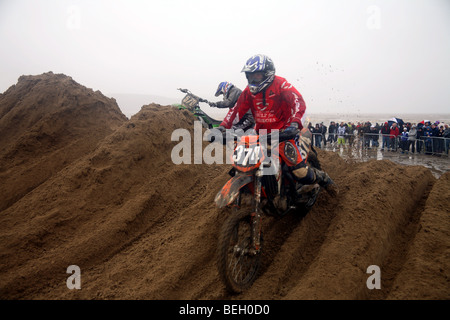 Partecipante su una duna di sabbia a Weston Beach Race Foto Stock