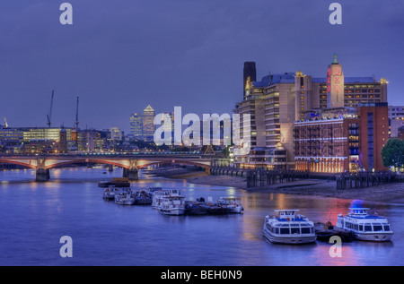 Oxo cafe e ristorante accanto a Blackfriars Bridge, con Canary Wharf a distanza. Foto Stock
