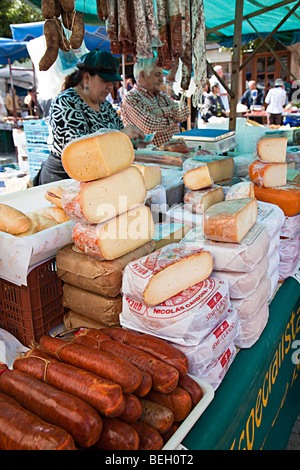 Il salame chorizo e formaggio in vendita al mercato in stallo Sineu Mallorca Spagna Spain Foto Stock