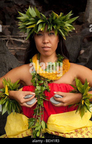 Giovane donna hawaiano indossando il tradizionale costume di hula Foto  stock - Alamy