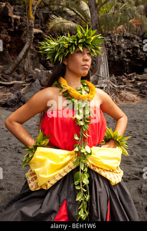 Giovane donna hawaiano indossando il tradizionale costume di hula. Foto Stock