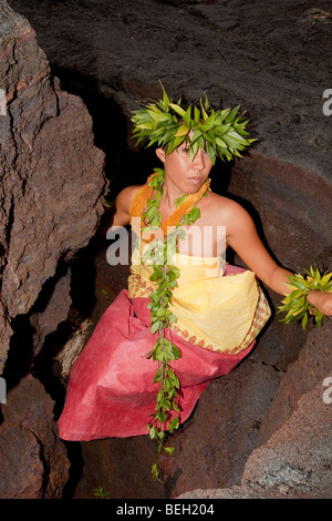 Giovane donna hawaiano indossando il tradizionale costume di hula. Foto Stock