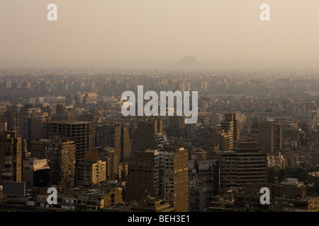 Lo smog oltre il Cairo con le piramidi di Giza in background, Il Cairo, Egitto Foto Stock